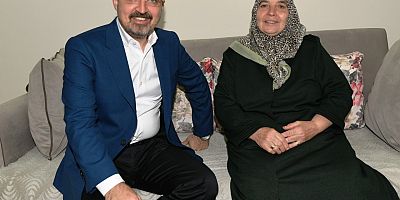 Turan, Annesinin Elini Öperek Gününü Kutladı