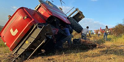 Yangından Kaçan Biçerdöver Devrildi