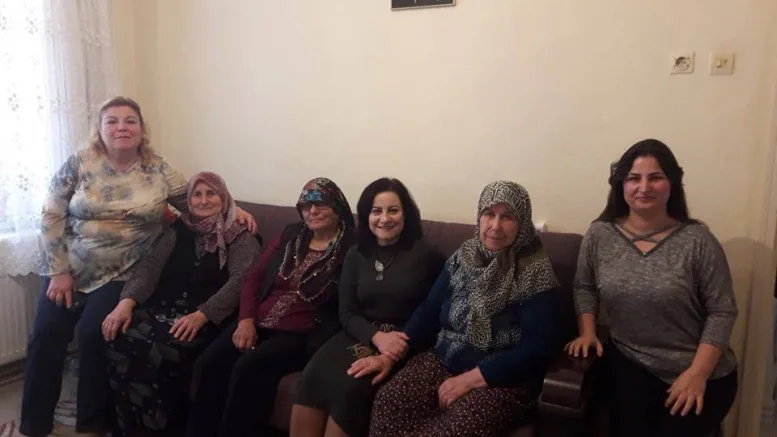 AK PARTi iLÇE KADIN KOLLARI EV ZiYARETLERi