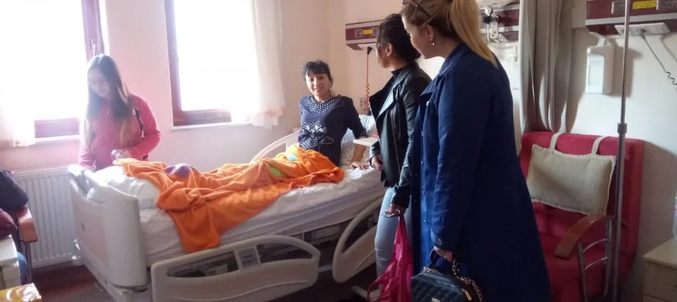 AK PARTi iLÇE KADIN KOLLARI’NIN HASTA ZiYARETLRi DEVAM EDiYOR