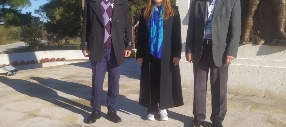 Azerbaycanlı Sanatçıya Şehitlikte Anlamlı Sürpriz
