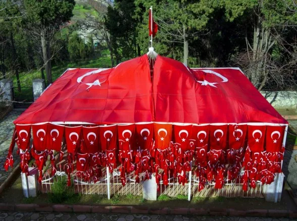 Bayraklı Baba Türbesi Ziyaretçilerin İlgi Odağında