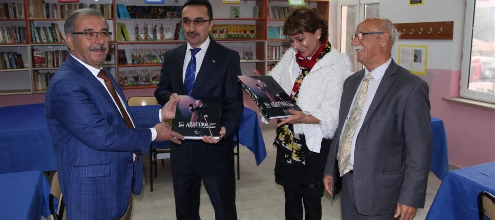 Belediyeden okul kütüphanesine kitap bağışı