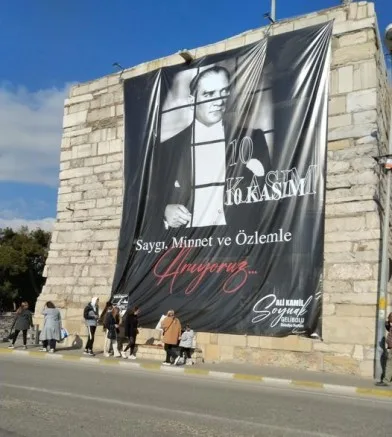 Belediyenin Atatürk’ü Anma Günü İçin Hazırladığı Afişe Tepki