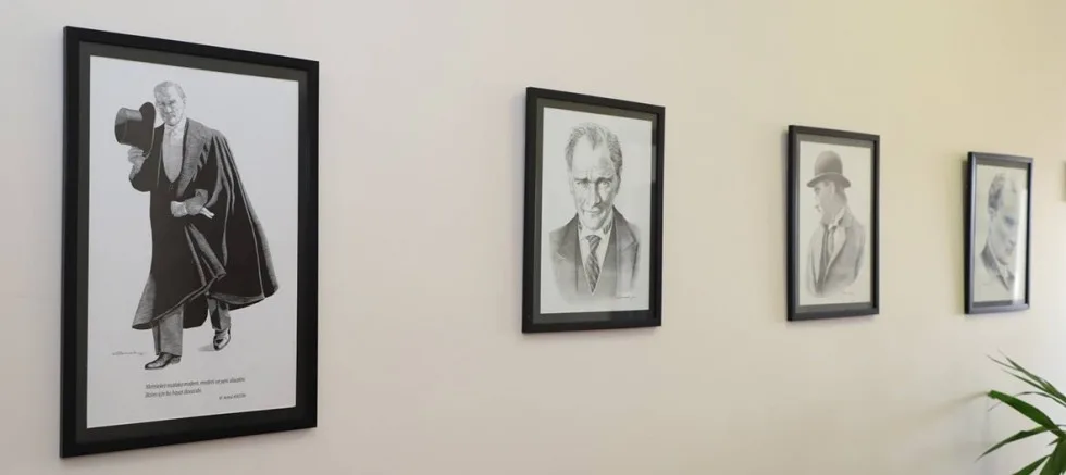 Belediyenin Koridorları Atatürk Fotoğrafları İle Donatıldı