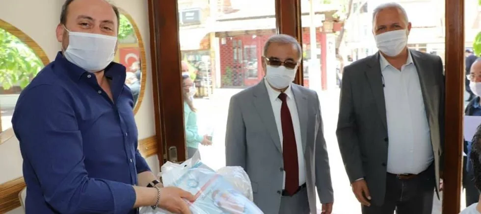 Berber ve Kuaförlere Maske Dağıtıldı