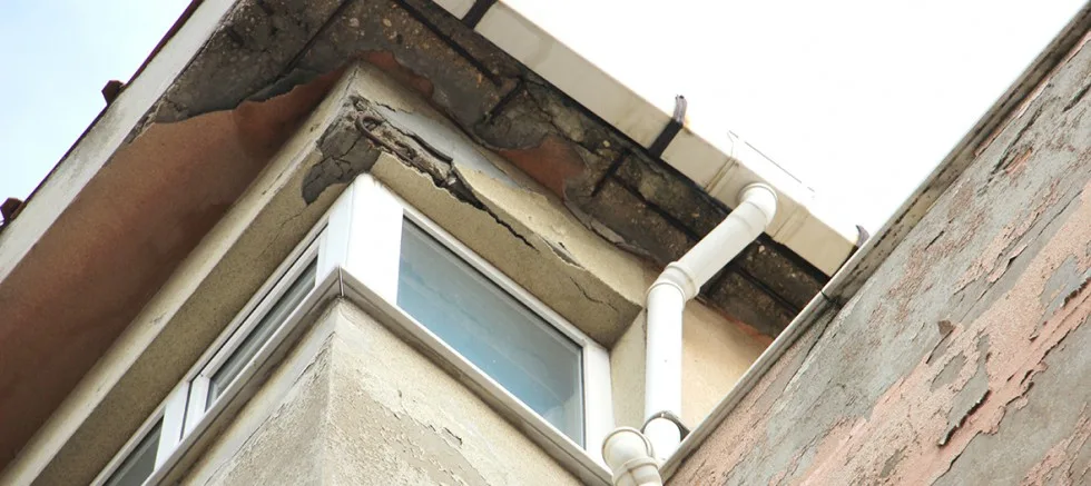 Binadan Düşen Beton Parçaları Vatandaşları Korkuttu