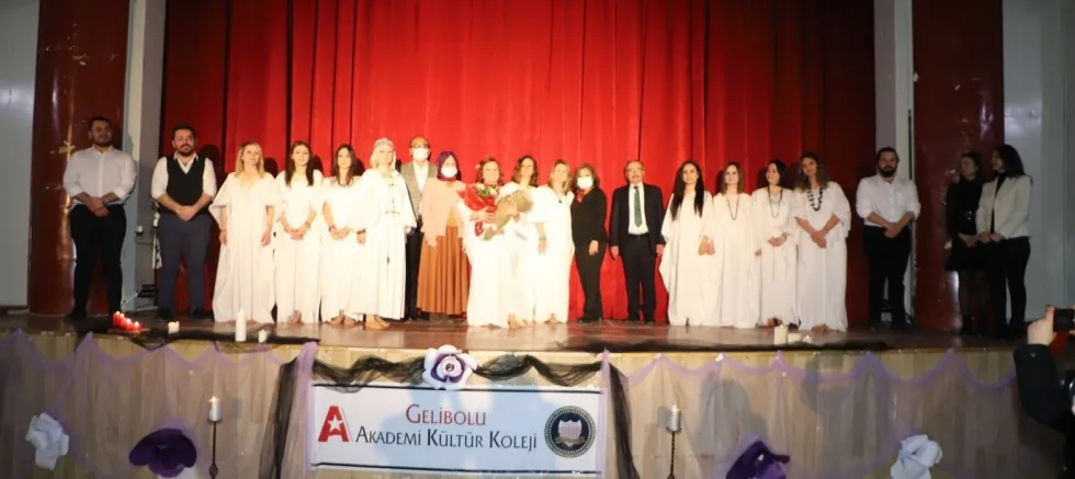 "Biz Kimiz" Adlı Tiyatro Beğeniyle İzlendi