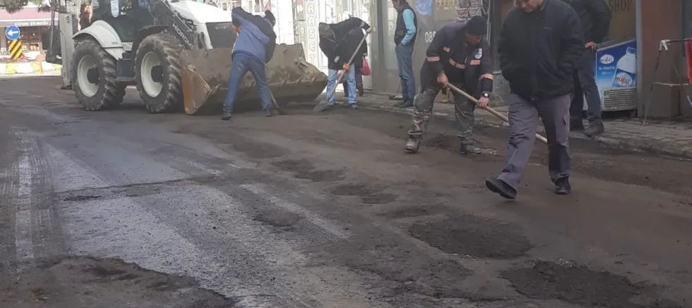 BOZUK YOLLARA ASFALT YAMA