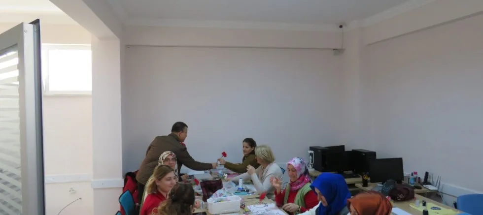 Çetin Karanfil Dağıttı