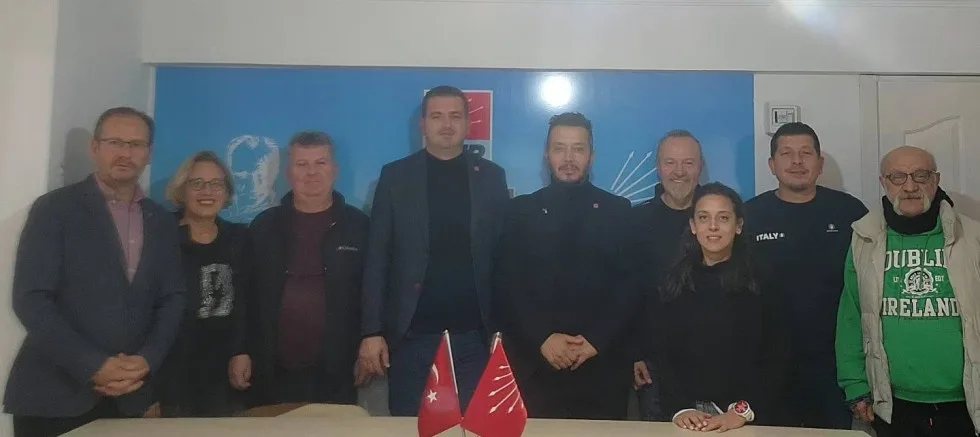 CHP’de Yeni Üyelere Rozetleri Takıldı