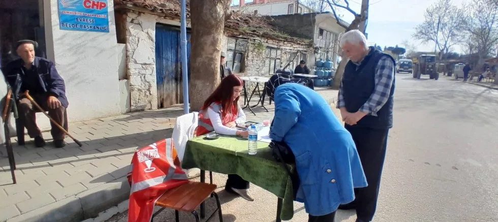 CHP İlçe Gençlik Kolları Evreşe'de İmamoğlu İçin İmza Standı Açtı