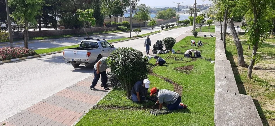 Çiçekler Toprakla Buluştu