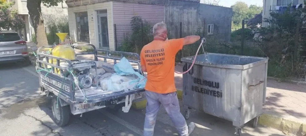 Çöp Konteynerleri Yerinde Dezenfekte Ediliyor
