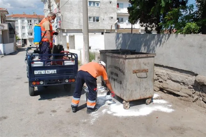 ÇöP KONTEYNERLERi YERiNDE DEZENFEKTE EDiLiYOR