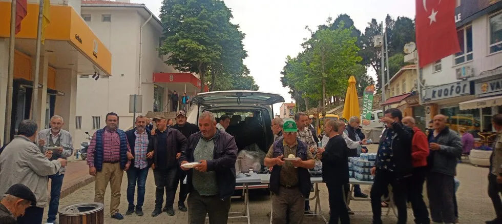 Cumhurbaşkanı Seçimlerini Pilav Dağıtarak Kutladı