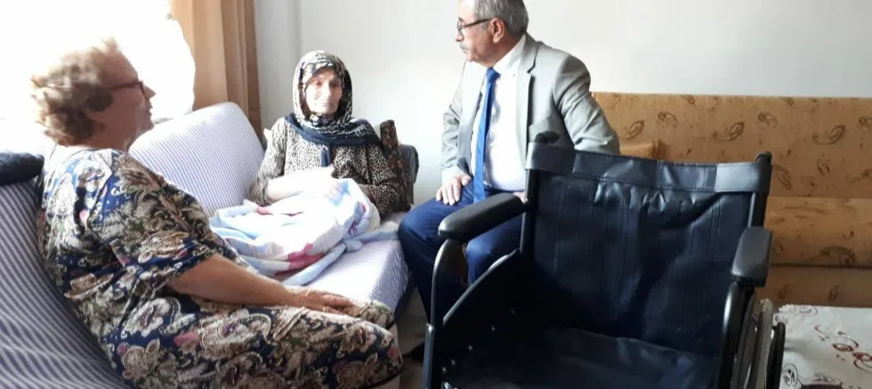 ENGELLi VATANDAŞLARA  TEKERLEKLi SANDALYE