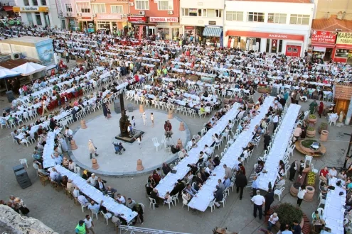 EVREŞE BELEDİYESİ 3 BİN 200 KİŞİLİK İFTAR VERDİ