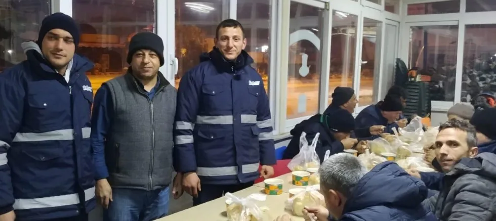 GELÇAR Denizcilik  bekleyen yolcularına  çorba ikram etti