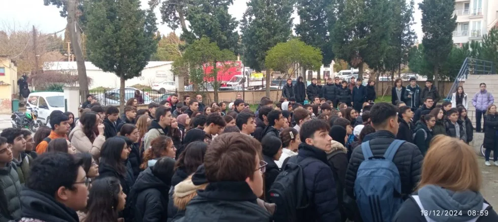 Gelibolu Anadolu Lisesi Öğrencileri Deprem Sonrası Okulu Protesto Etti