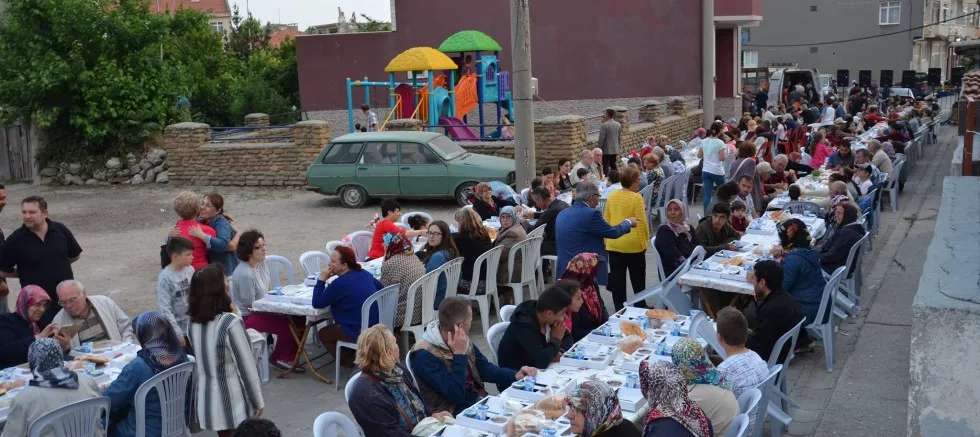 GELiBOLU BELEDiYESi’NiN DüZENLEDiĞi SOKAK iFTARINA YOĞUN iLGi