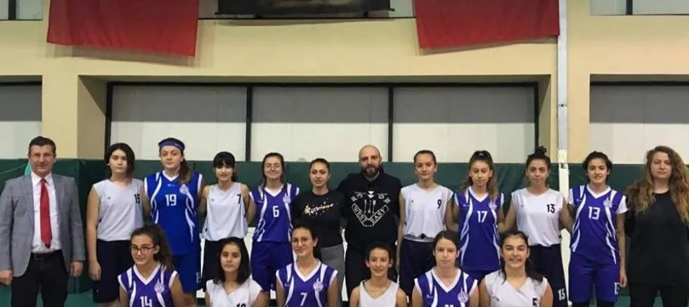 Geliboluspor U-14 Kız Takımı sezonu 3.sırada bitirdi
