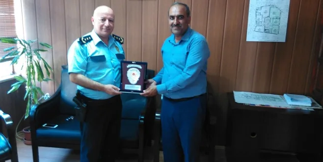 GENÇ’ TEN iŞ ADAMI MEHMET ÇAKICI’ YA TEŞEKKüR PLAKETi