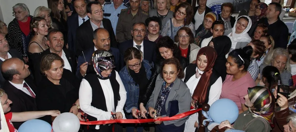 HALK EĞiTiMi MERKEZi YIL SONU  SERGiLERi BEĞENi TOPLADI
