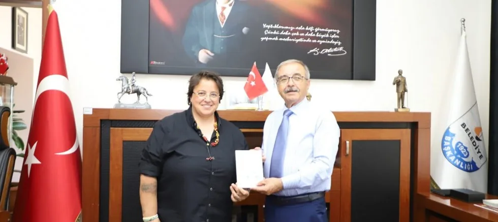 “Hayata Dair” Kitabını Hediye Etti