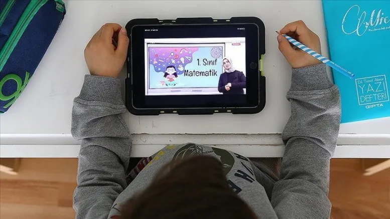 Hayırsever İş Adamlarından Öğrencilere Tablet Hediyesi