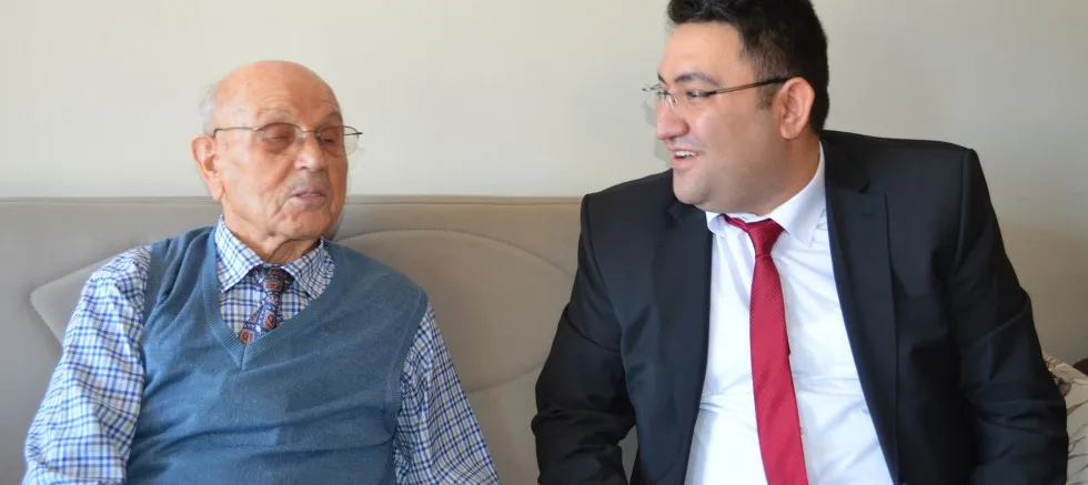 İLÇE MİLLİ EĞİTİM MÜDÜRÜ KARACA EMEKLİ ÖĞRETMEN ÖZCAN’I ZİYARET ETTİ