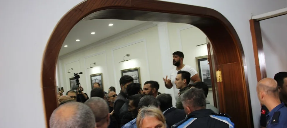 İşten Çıkarma Kararı Meclisi Karıştırdı, Arbede Çıktı