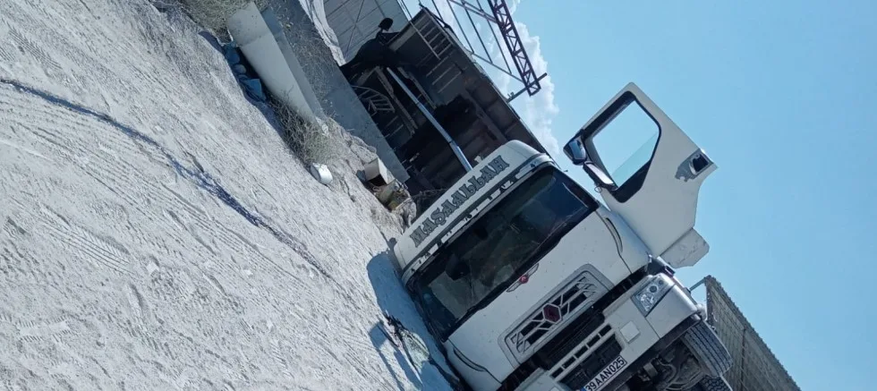 Kamyon Devrildi 1 Kişi Yaralandı