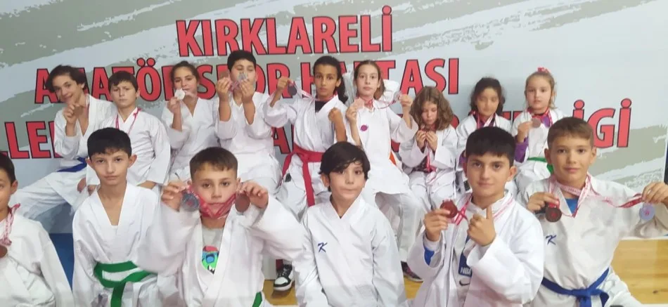 Karateciler, Yarışmadan Madalyalarla Döndü