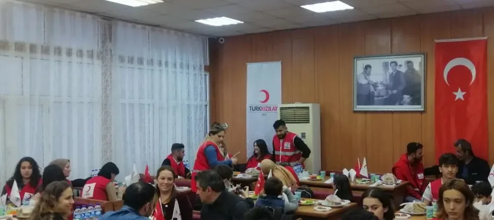 Kızılay’dan Öğrencilere İftar Yemeği