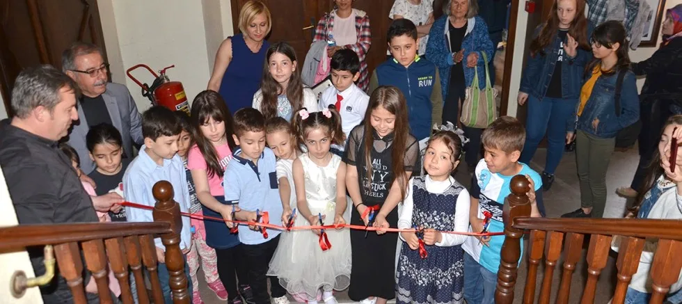 Mavi Çizgi Sanat Atölyesinden “Rengarenk” Resim Sergisi