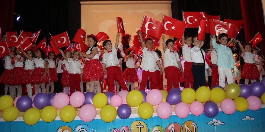 MİNİK ÖĞRENCİLERİN COŞKULU 23 NİSAN KUTLAMASI