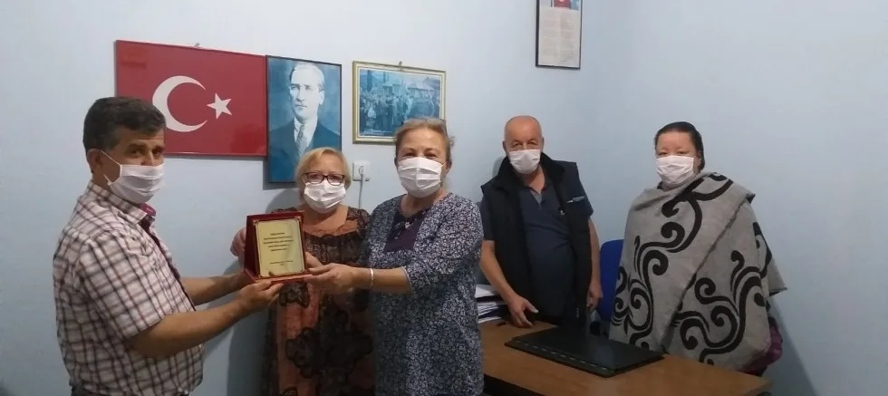 Muhtarlardan  Dost Patiler Derneğine Teşekkür Plaketi
