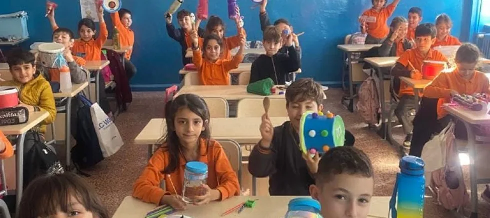 Öğrenciler, Tasarladıkları Müzik Aletleriyle Ritim Çalışıyor