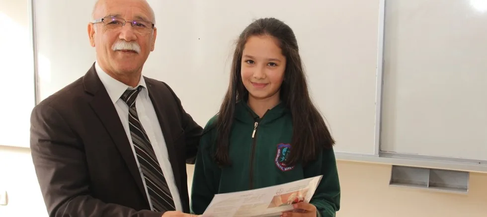 ÖĞRENCİLERDE KARNE SEVİNCİ