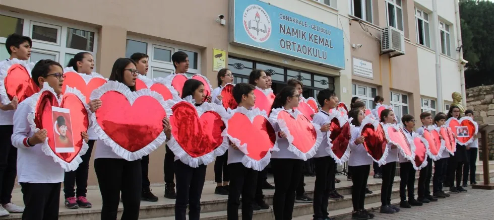 ÖĞRENCiLERDEN  öĞRETMENLERiNE  KUTLAMA