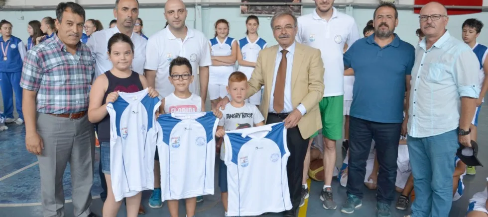 ÖZACAR, BASKETBOL YAZ OKULUNU ZİYARET ETTİ