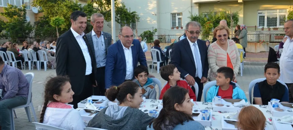 ÖZACAR, VATANDAŞLARLA İFTARLARDA BULUŞUYOR