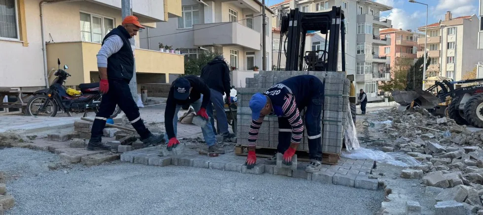 Parke Taş Bakım ve Onarım Çalışmaları Sürüyor