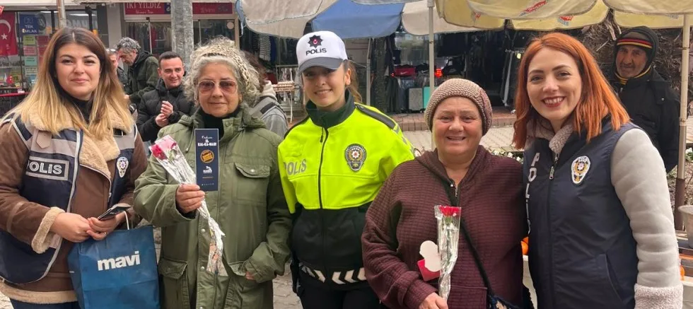 Polis, Kadınlar Günü Nedeniyle Karanfil Dağıttı