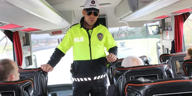 Polisten Otobüs Yolcularına Emniyet Kemeri Uyarısı
