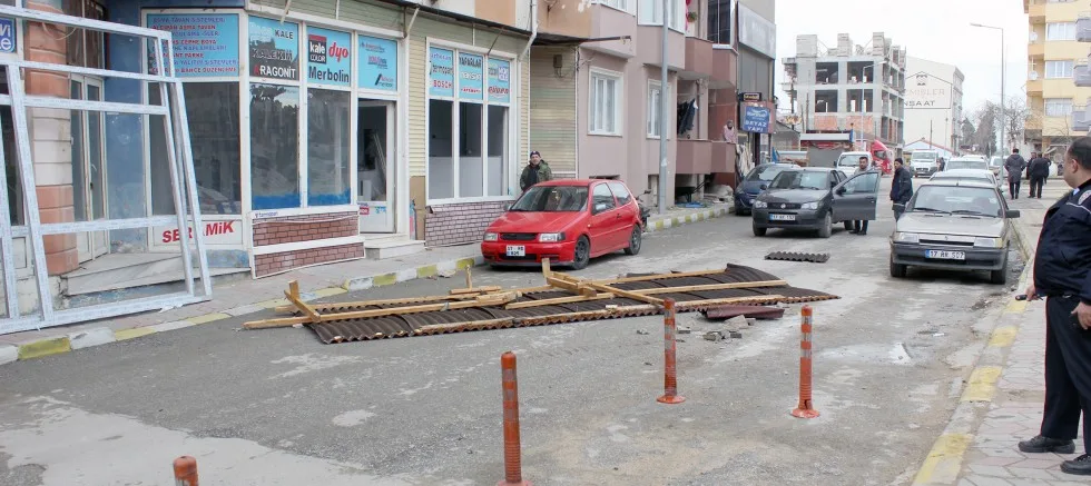 Şiddetli rüzgardan çatı uçtu