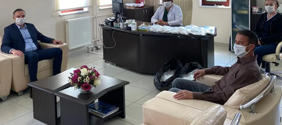 Sürücü, Maske Dağıtımına Devam Ediyor