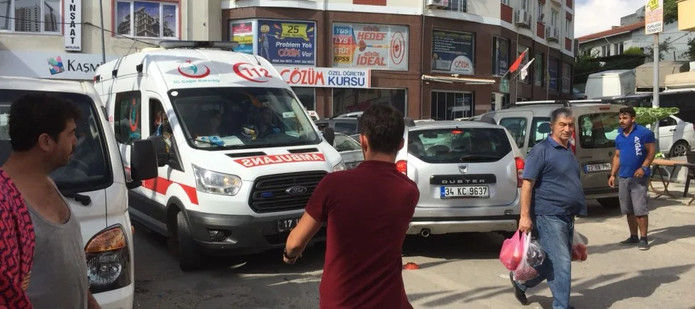 TRAFiK SIKIŞTI  AMBULANS ŞOFöRü ÇARESiZ KALDI