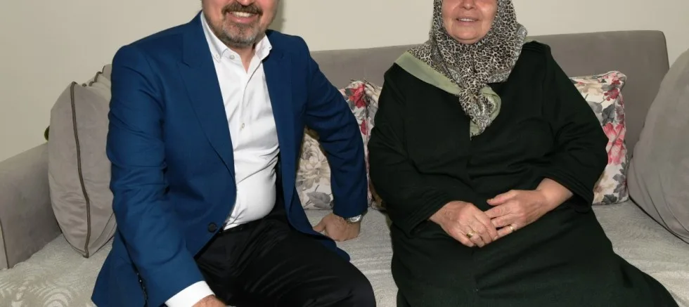 Turan, Annesinin Elini Öperek Gününü Kutladı